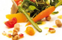 Salad with Leaves, Vegetables, Fruit and Quely Picolines Integral Sésamo